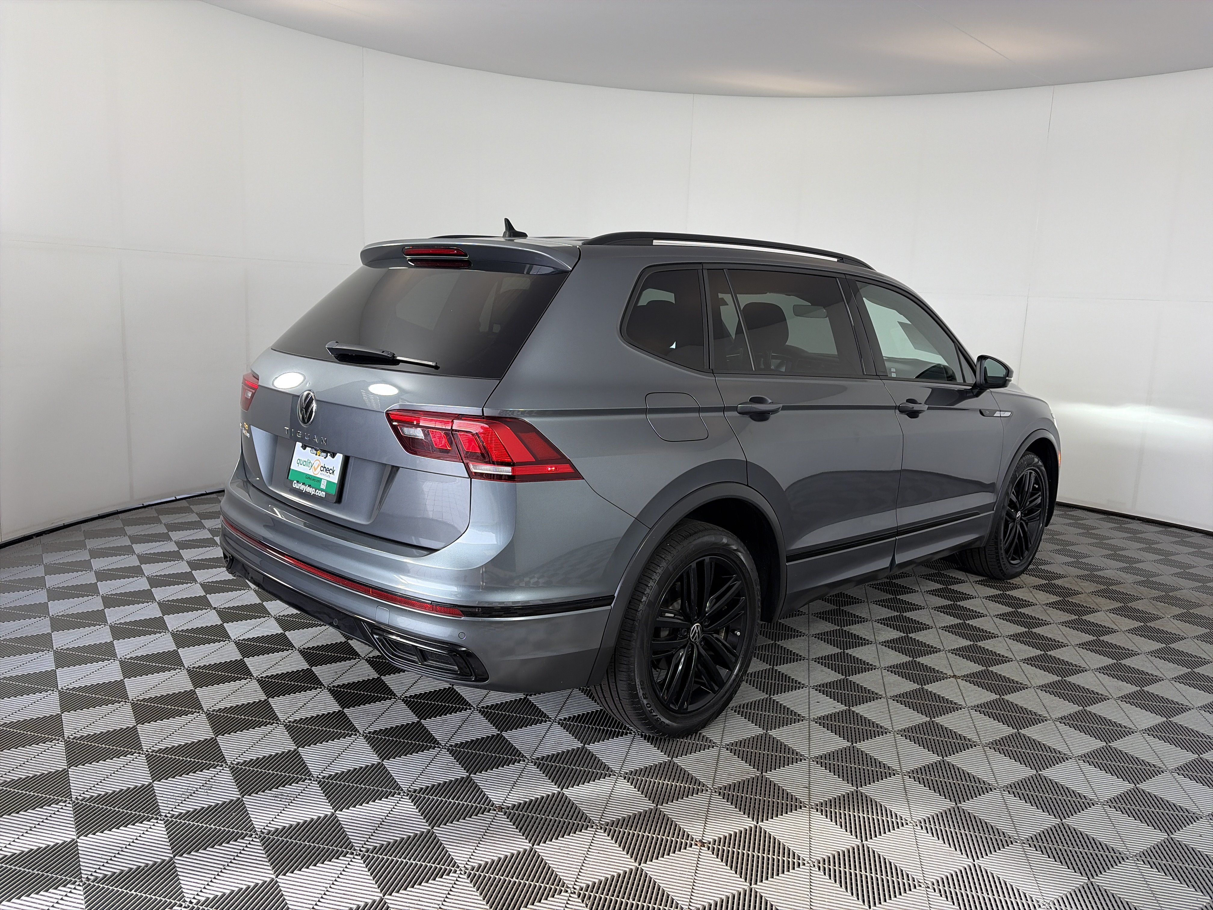 Used 2022 Volkswagen Tiguan SE R-Line FWD image 10