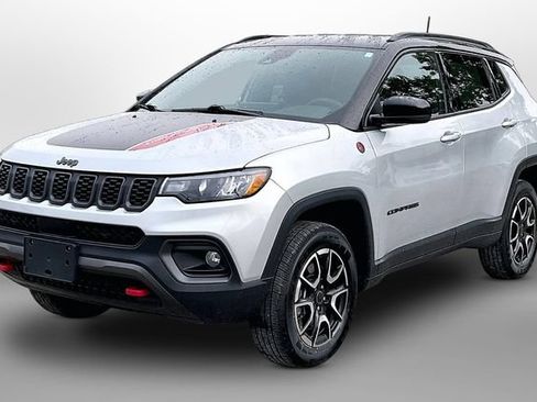 Used 2025 Jeep Compass Trailhawk AWD/4WD image 3