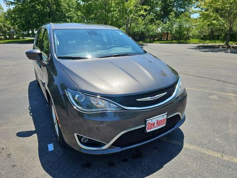 Used 2019 Chrysler Pacifica Touring Plus w/ Advanced Safetytec Group FWD image 6