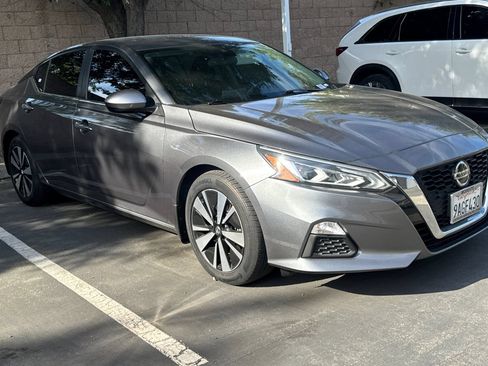 Used 2022 Nissan Altima 2.5 SV FWD image 2