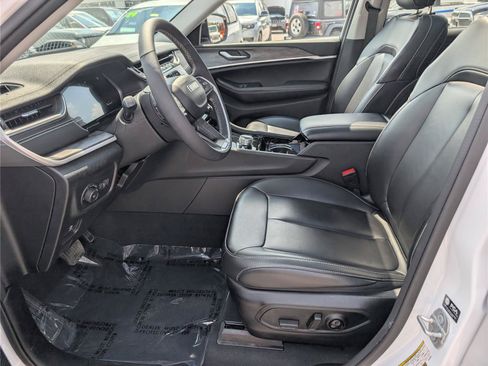 Used 2023 Jeep Grand Cherokee Limited AWD/4WD image 17