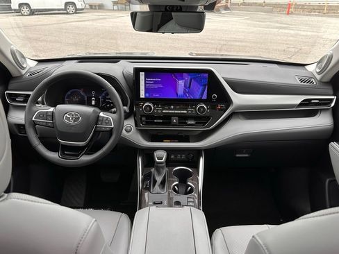 New 2026 Toyota Highlander Platinum image 23