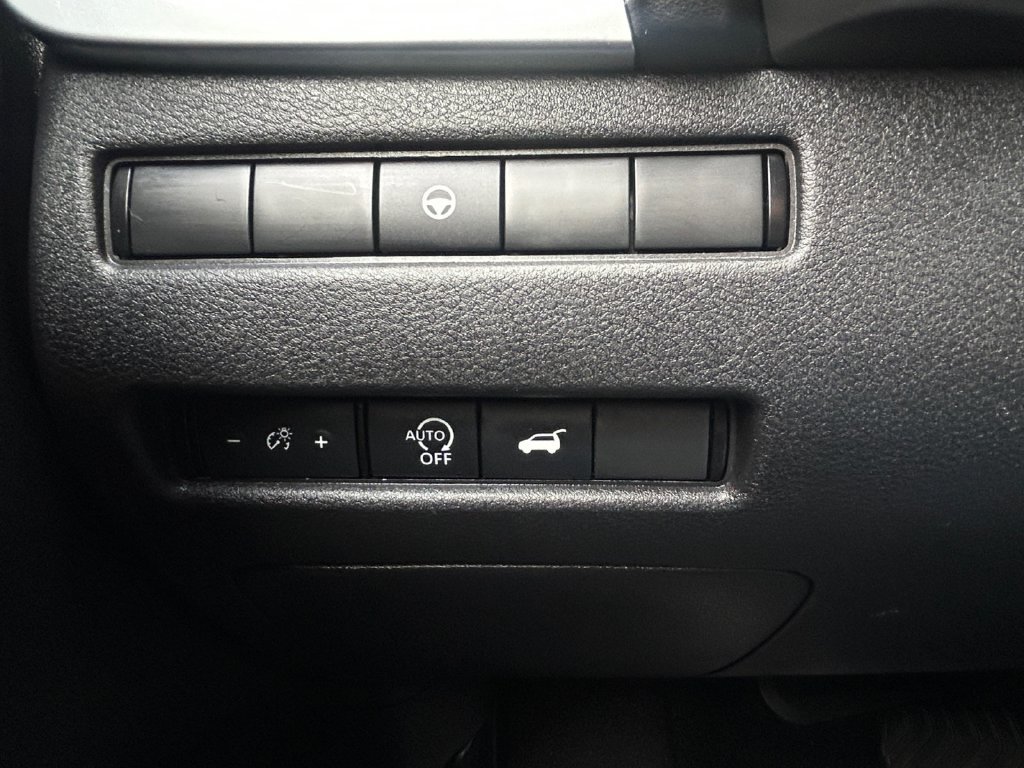 Used 2025 Nissan Rogue SV FWD image 11