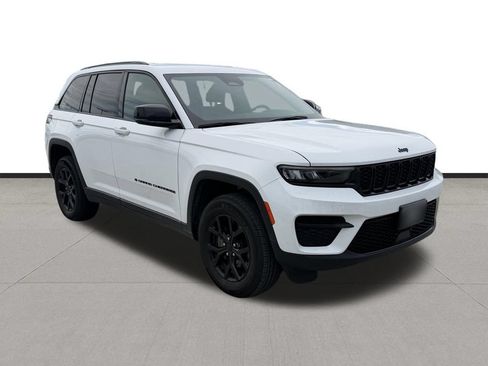 Used 2024 Jeep Grand Cherokee Altitude RWD image 3