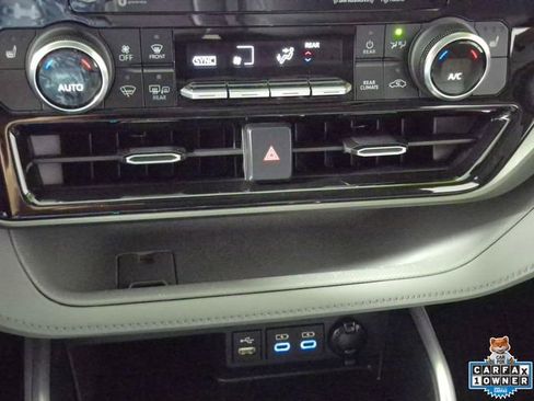 Used 2022 Toyota Highlander XLE AWD/4WD image 20