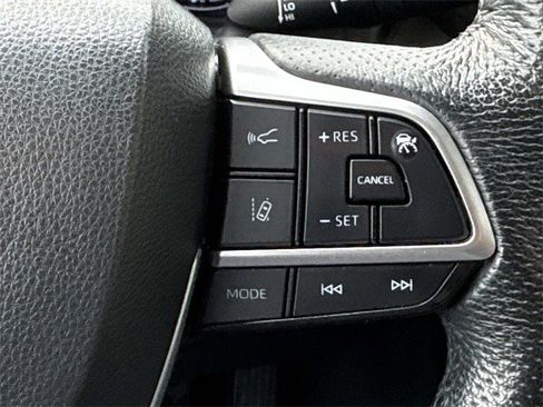 Used 2022 Toyota Sienna Limited image 31