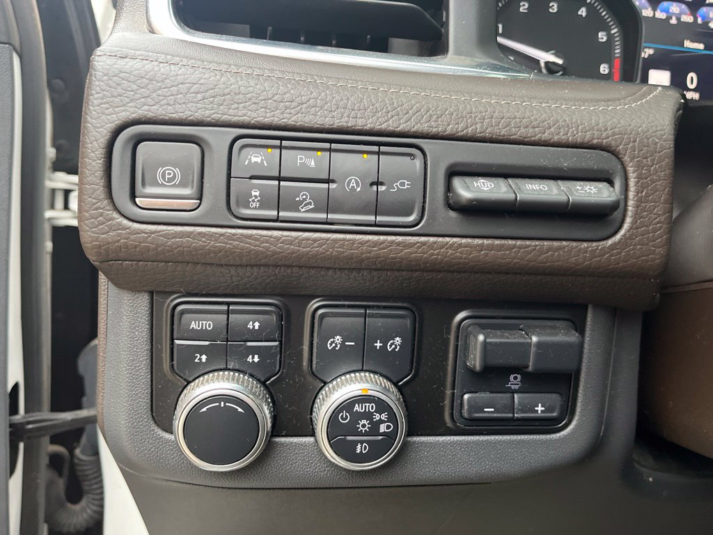 Used 2021 GMC Yukon Denali w/ Denali Premium Package AWD/4WD image 13