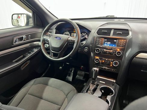Used 2018 Ford Explorer XLT AWD/4WD image 11