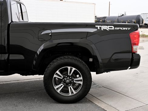 Used 2016 Toyota Tacoma TRD Sport image 24