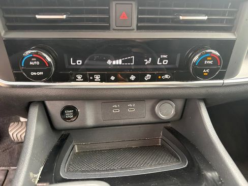 Used 2024 Nissan Rogue SV AWD/4WD image 16