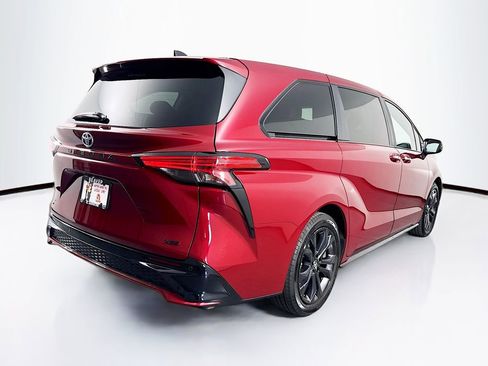 Used 2025 Toyota Sienna XSE FWD image 10