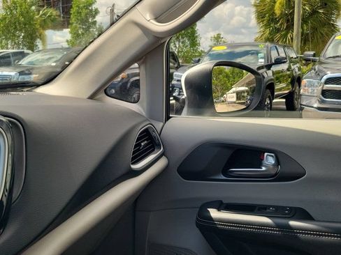 Used 2023 Chrysler Pacifica Touring-L FWD image 30