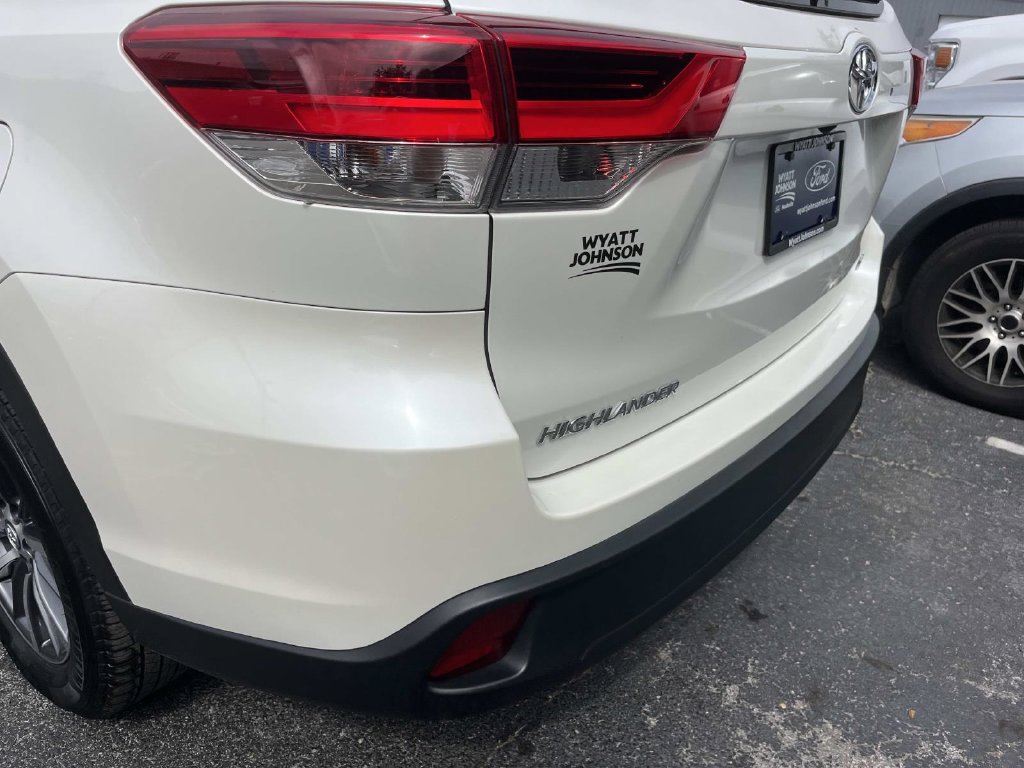Used 2019 Toyota Highlander XLE FWD image 12