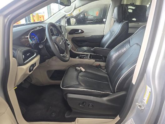 Used 2024 Chrysler Pacifica Limited FWD image 3