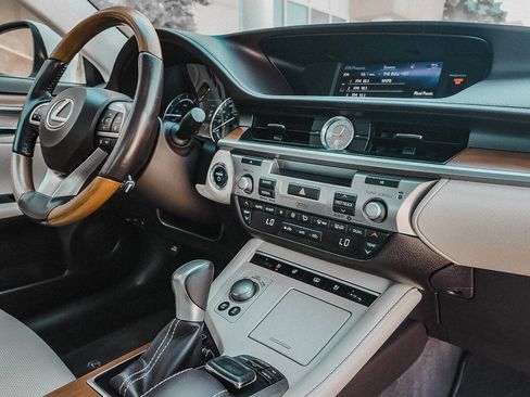 Used 2017 Lexus ES 300h image 30