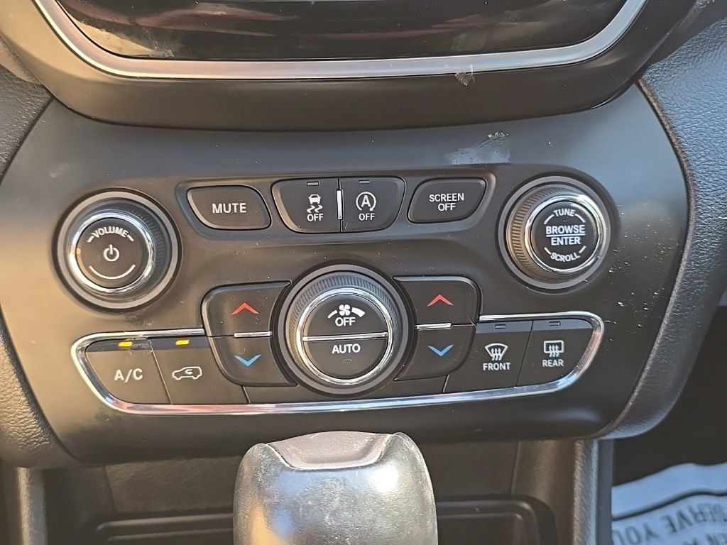 Used 2022 Jeep Cherokee Limited AWD/4WD image 32