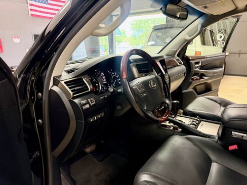Used 2015 Lexus LX 570 4WD w/ Luxury Package image 20