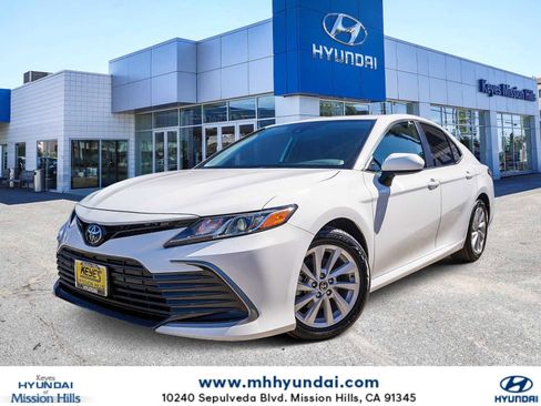 Used 2022 Toyota Camry LE image 1