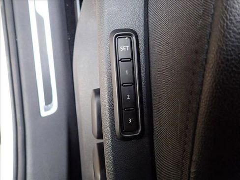 Used 2019 Volkswagen Tiguan SEL Premium image 14