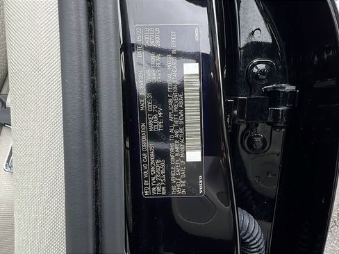 Used 2022 Volvo XC60 B5 Momentum w/ Climate Package image 40