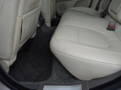 Used 2010 Jaguar XF Premium image 17