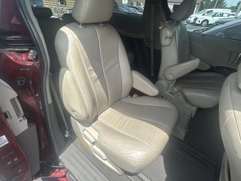 Used 2011 Toyota Sienna XLE FWD image 5