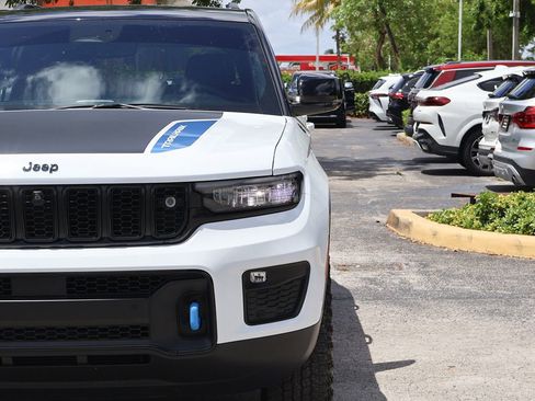 Used 2022 Jeep Grand Cherokee Trailhawk w/ Advanced Protech Group II AWD/4WD image 17