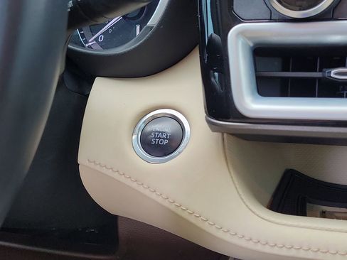 Used 2021 Toyota Highlander XLE FWD image 19