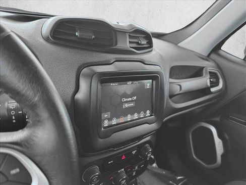 Used 2020 Jeep Renegade Latitude w/ Cold Weather Group image 12