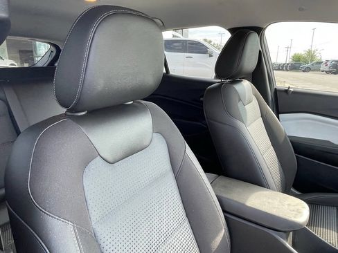Used 2025 Chevrolet Trax LT FWD image 25