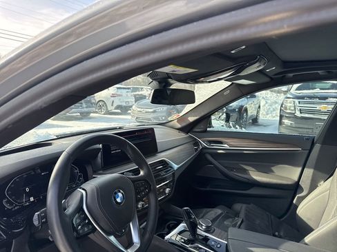 Used 2023 BMW 530e xDrive w/ Premium Package image 12