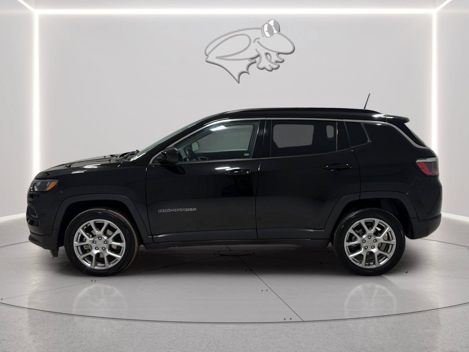 Used 2022 Jeep Compass Latitude w/ Sun and Sound Group AWD/4WD image 2