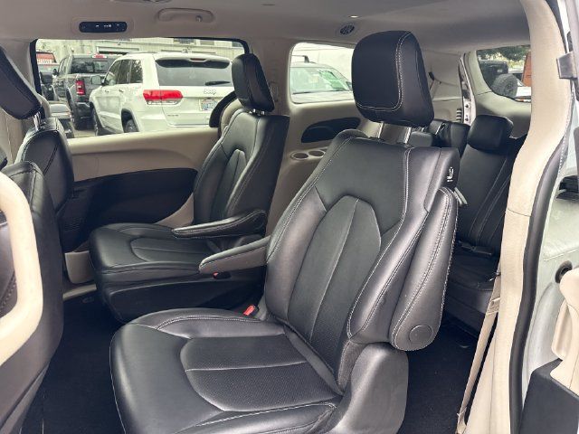 Used 2024 Chrysler Pacifica Limited FWD image 14