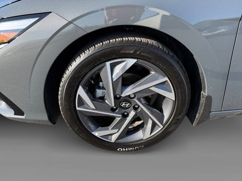 Certified 2025 Hyundai Elantra Limited image 9