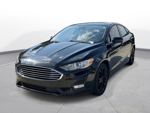 Used 2019 Ford Fusion SE w/ Equipment Group 151A FWD image 2