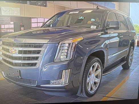 Used 2019 Cadillac Escalade Luxury AWD/4WD image 2