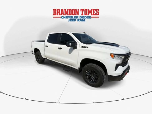 Used 2024 Chevrolet Silverado 1500 LT Trail Boss w/ LT Trail Boss Premium Package AWD/4WD image 2