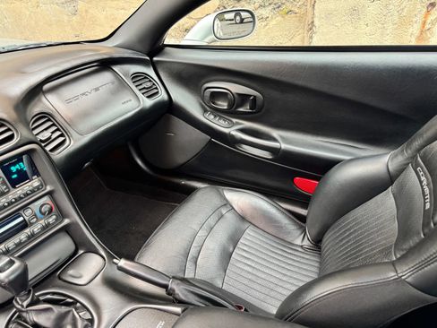 Used 2004 Chevrolet Corvette Coupe w/ Preferred Equipment Group RWD image 19