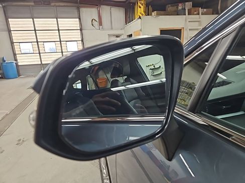 Used 2024 Toyota Venza XLE image 10