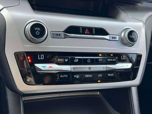 Used 2020 Ford Explorer XLT w/ Equipment Group 202A AWD/4WD image 29