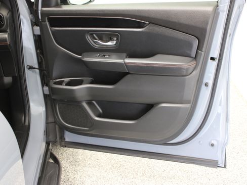 Used 2025 Honda Pilot TrailSport image 39