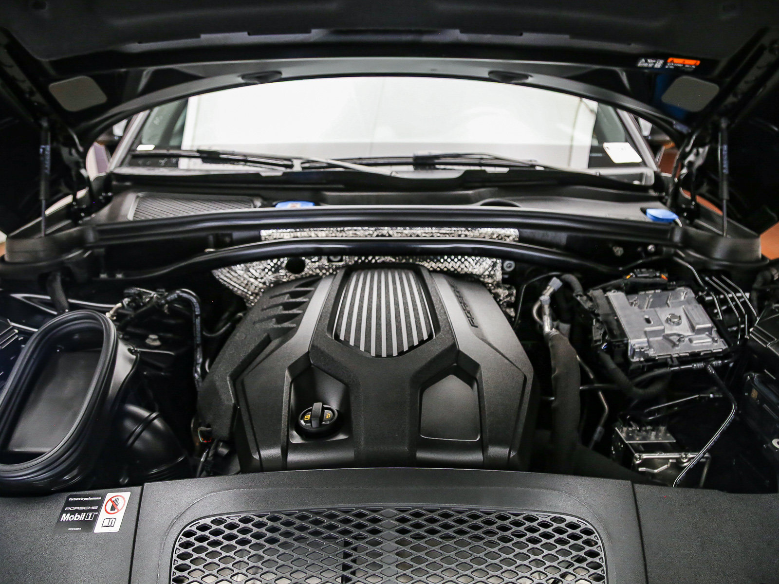 Certified 2026 Porsche Macan AWD/4WD image 32