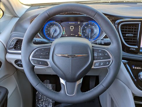 Used 2023 Chrysler Pacifica Limited image 19