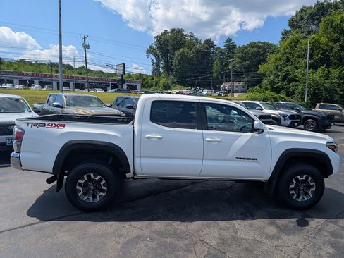 Certified 2023 Toyota Tacoma TRD Off-Road w/ Black Out Package (TMS) AWD/4WD image 9