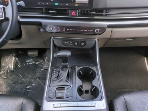 Used 2025 Kia Carnival FWD image 19