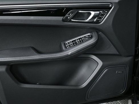 Certified 2025 Porsche Macan image 6