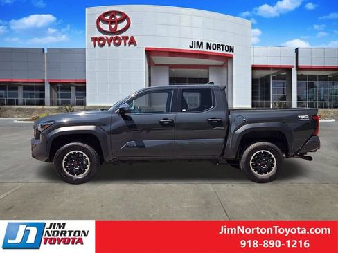 Used 2025 Toyota Tacoma TRD Off-Road AWD/4WD image 5