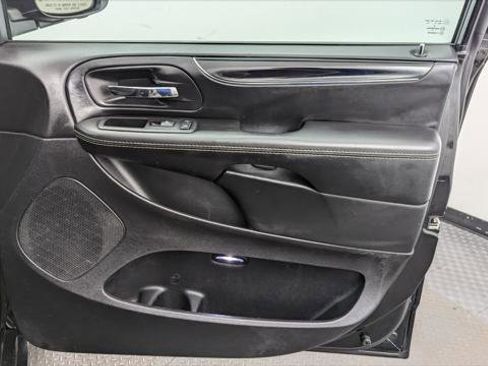 Used 2018 Dodge Grand Caravan SE image 21