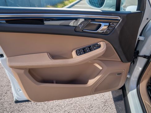Certified 2026 Porsche Macan AWD/4WD image 10
