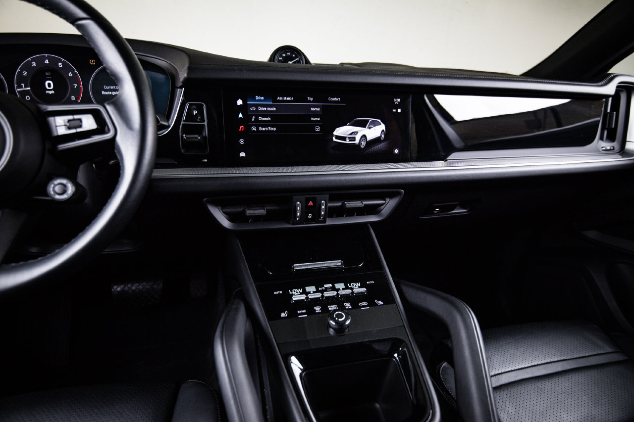 Certified 2024 Porsche Cayenne Coupe AWD/4WD image 19